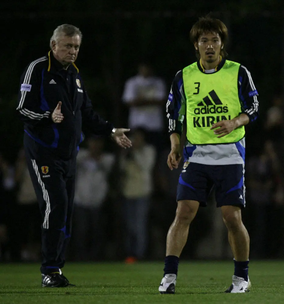 2007年6月、日本代表合宿でセンターバックに入り、プレーする阿部勇樹（右）を後方から見つめるイビチャ・オシム監督