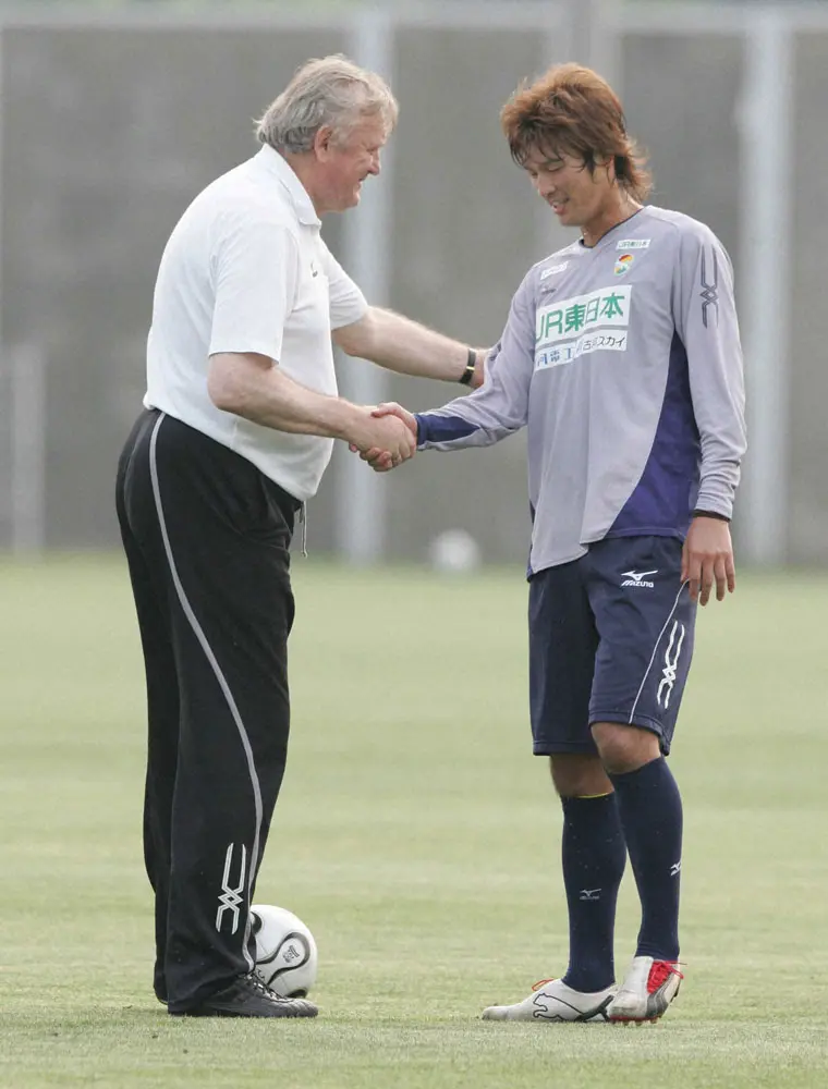 06年、練習で握手を交わすオシム氏と巻氏