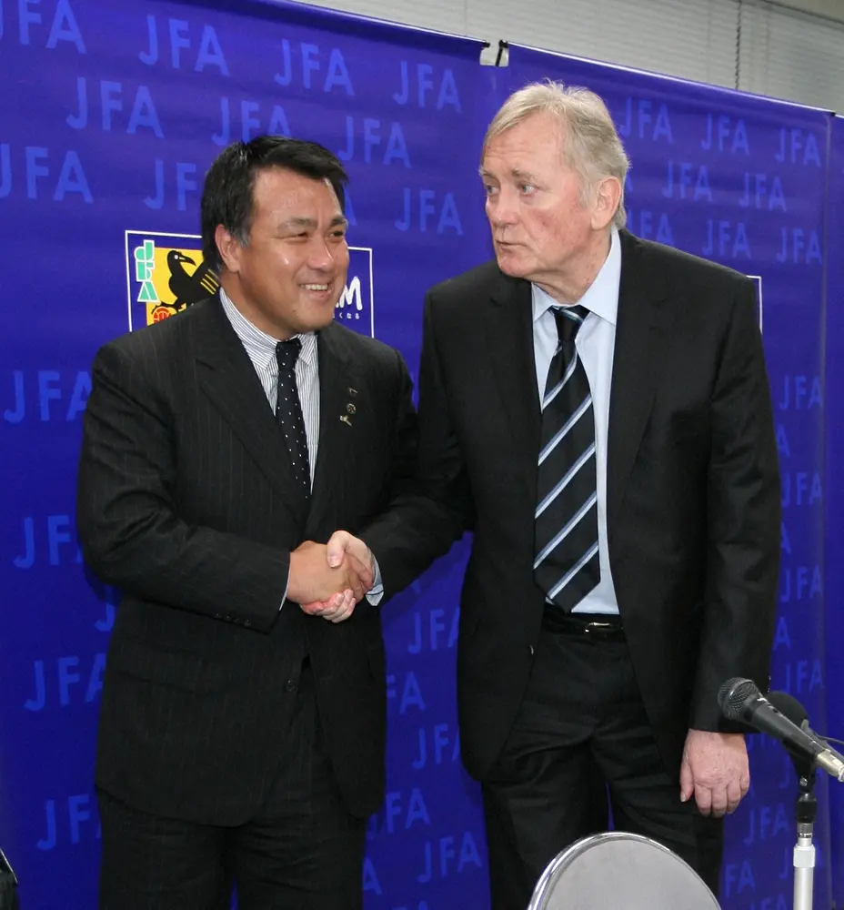 日本サッカー協会・田嶋幸三専務理事（左、当時）と握手するイビチャ・オシム前日本代表監督（2008年撮影）