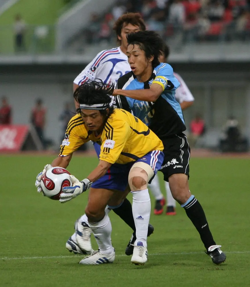 07年、ナビスコ杯の川崎F―横浜で、GK松田直樹（手前）がボールを処理する
