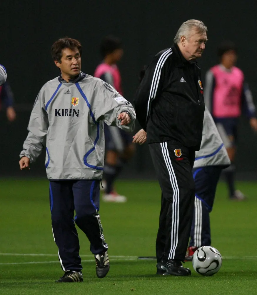 06年代表でのオシム監督(右)と小倉コーチ