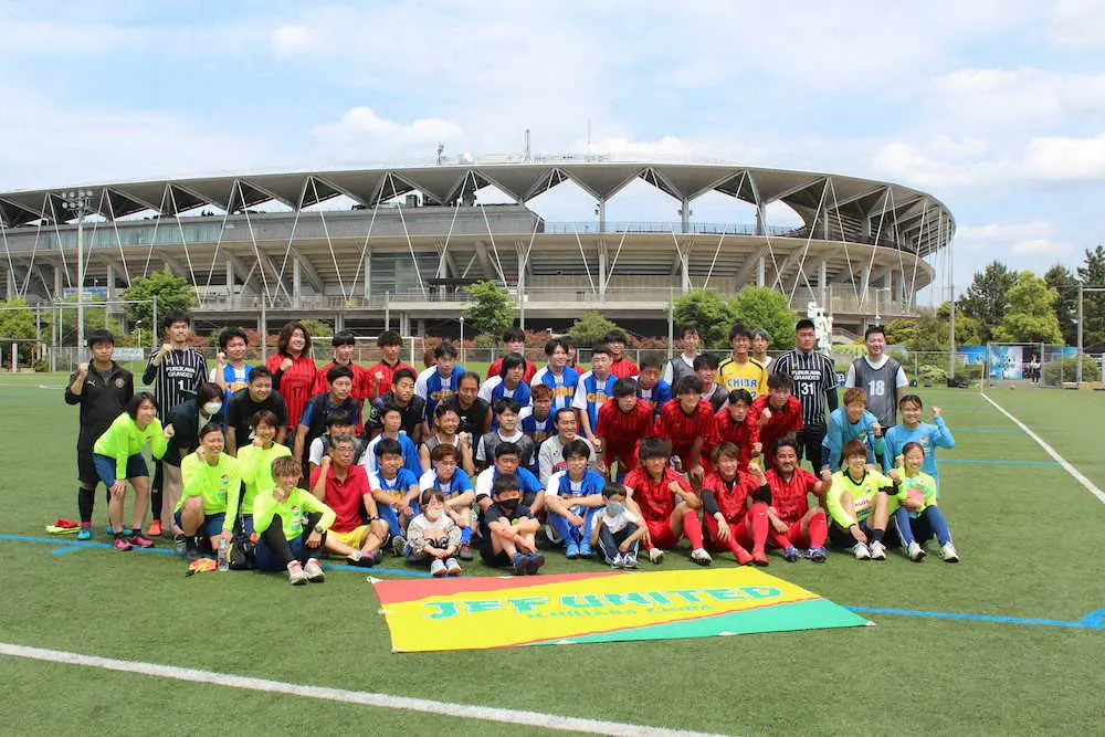 「WEアクションデー」活動で、千葉県知的障がい者選抜チームの試合をサポートしたWEリーグ千葉レディース選手ら（両端手前）