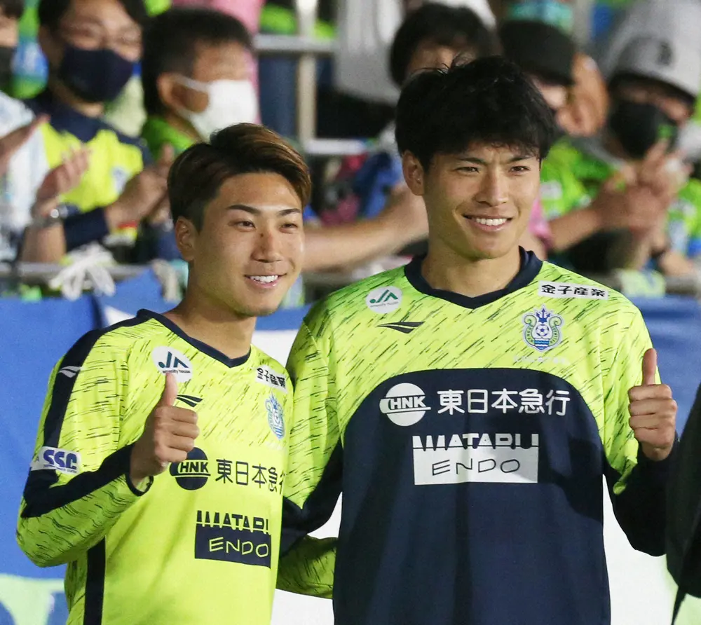 4月13日FC東京戦でともにゴールを決めた湘南・池田（左）と町野（右）。