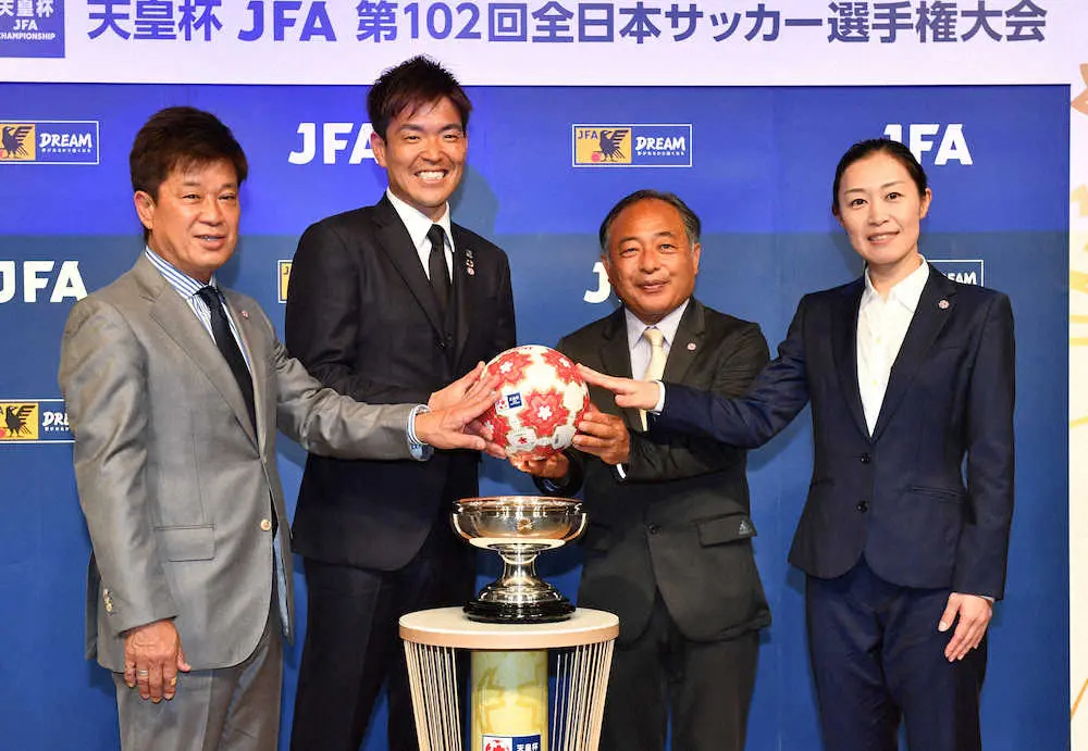 会見で笑顔を見せる（左から）早野宏史氏、浦和・西川、中野雄二委員長、山下良美審判員（C）JFA
