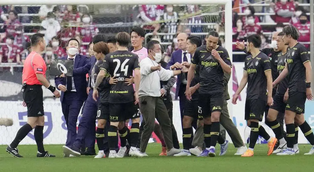 ＜湘南・神戸＞ラストプレーでの同点FKが認められず、審判団に詰め寄る神戸の選手ら