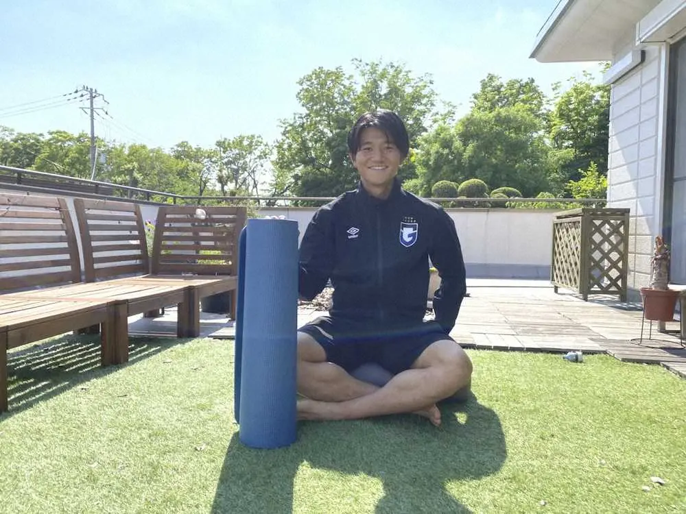 【画像・写真】ブームの前から先取り！　G大阪・中村仁郎は、ヨガマットで心身ともに成長