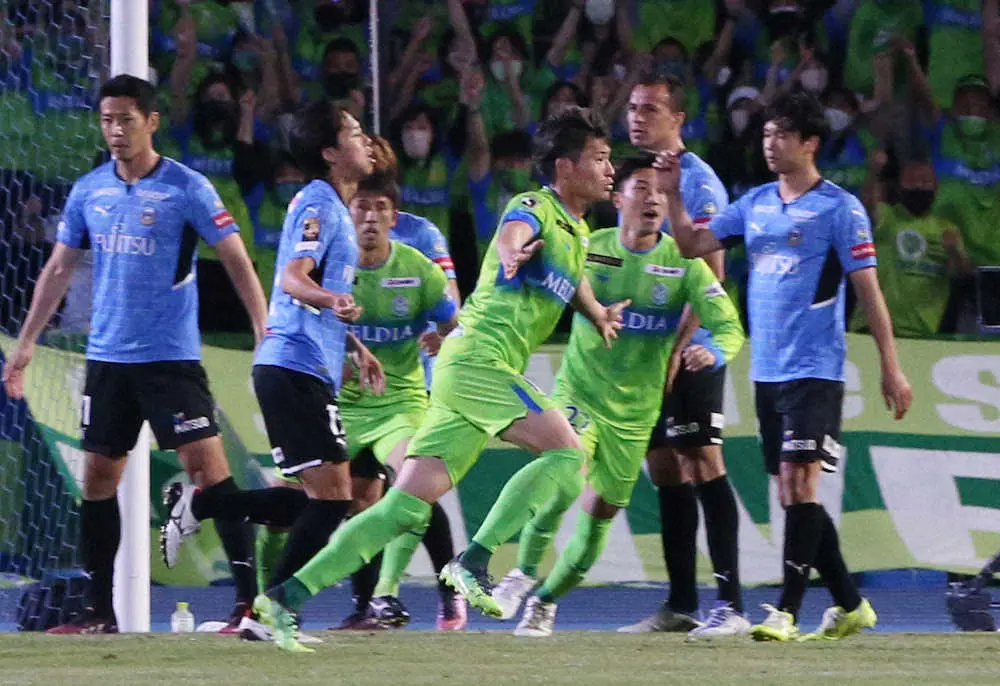 【画像・写真】湘南が11分間で4得点　川崎Fに7年ぶり勝利