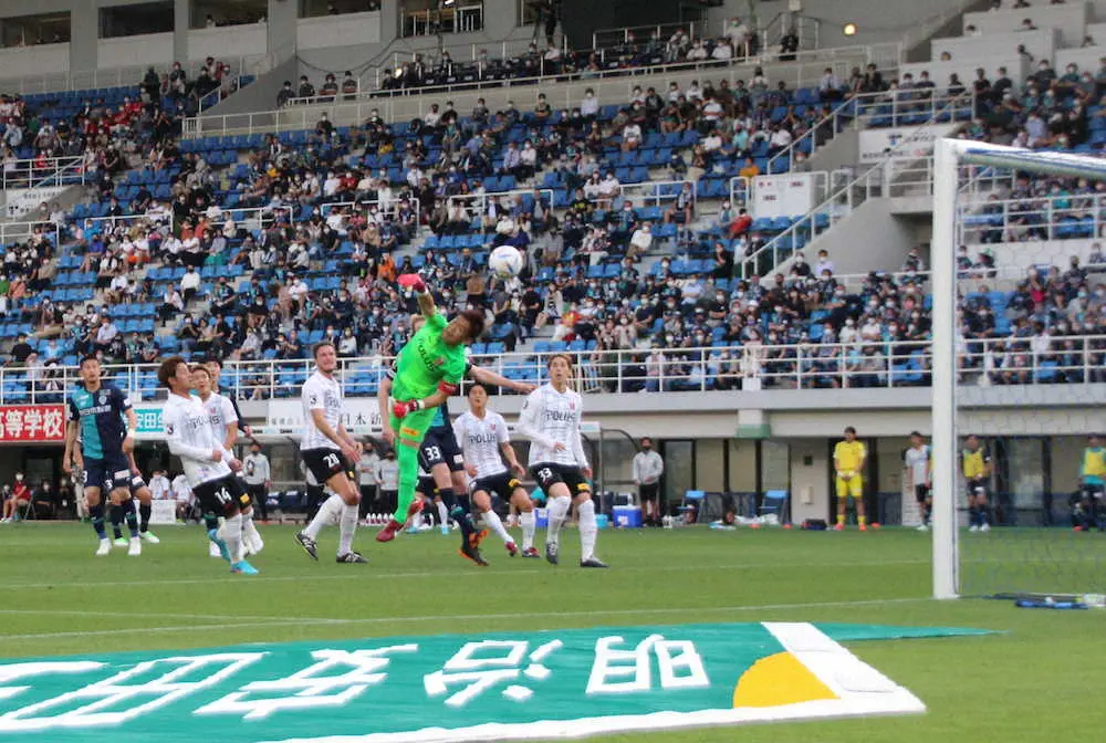 後半43分、福岡・中村のフリーキックは浦和GK西川の頭上を越えゴールに向かうが枠を外れた