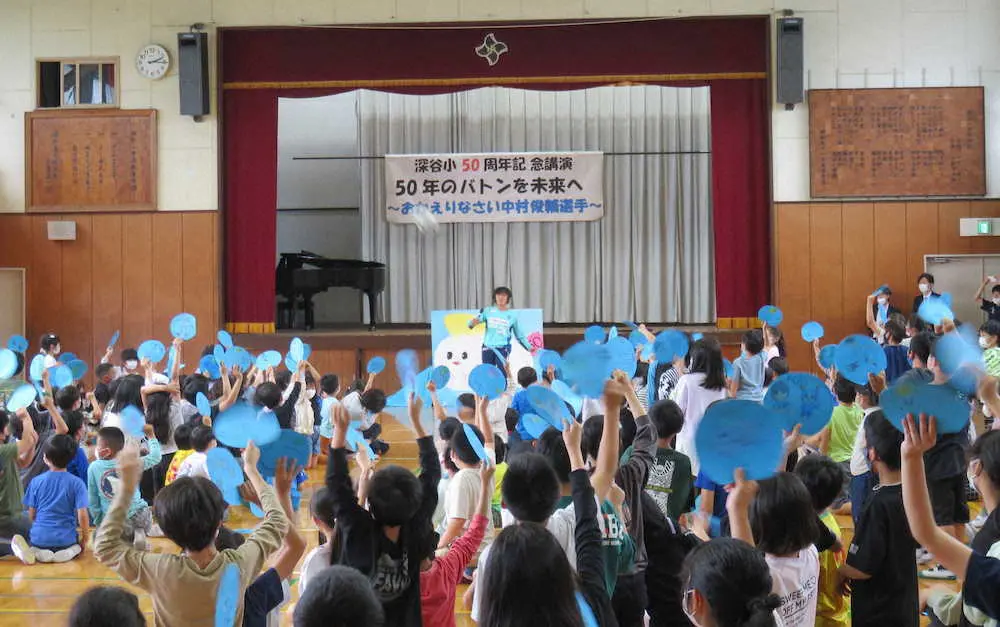 母校の50周年記念式典を訪れ、キックを実演する中村俊輔