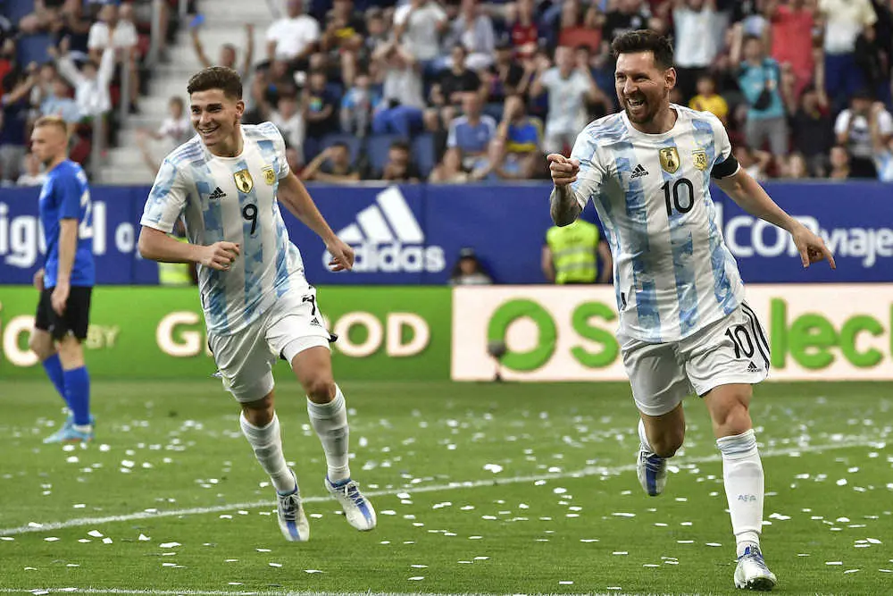 ゴールを決め、喜ぶアルゼンチン代表・メッシ（右）（AP）