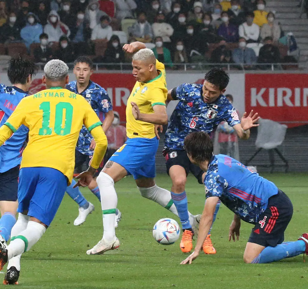 ＜日本・ブラジル＞後半、遠藤（右から2人目）がリシャルリソンを倒しPKにつながるファウルをとられる（撮影・西海健太郎）
