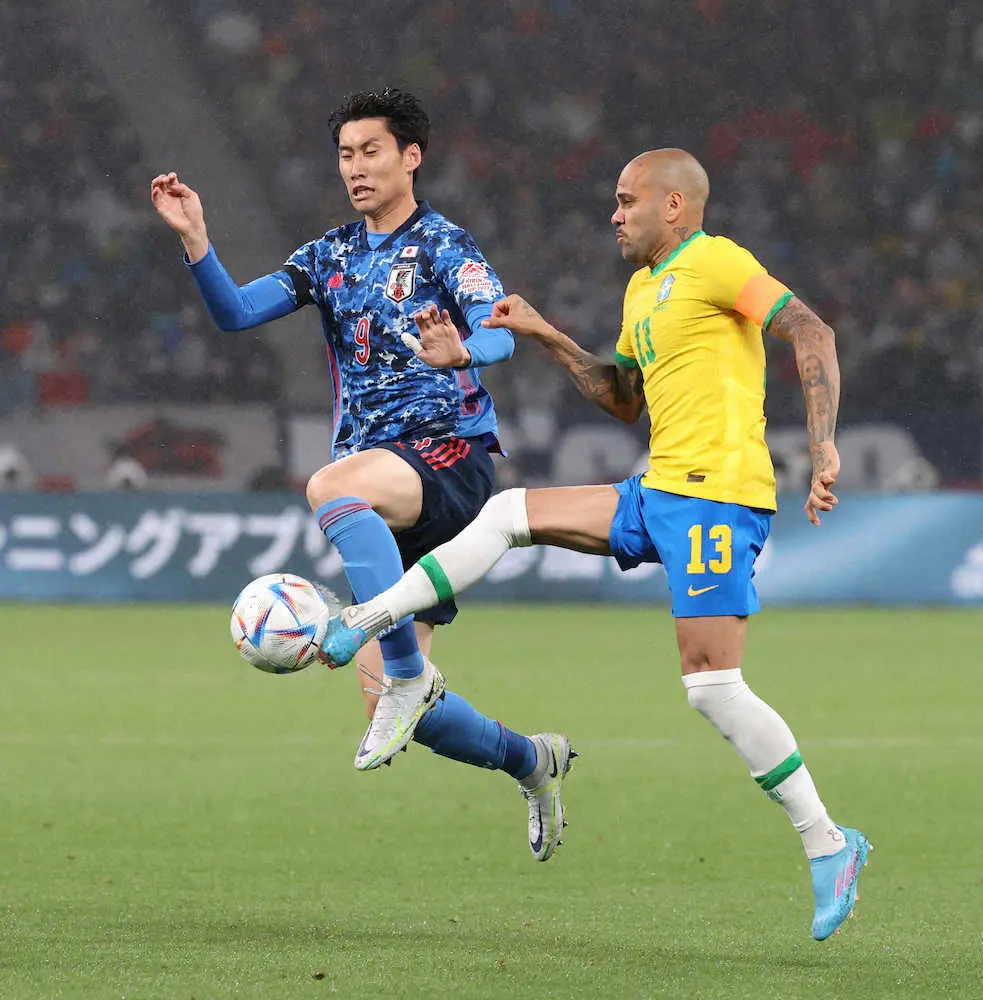 ＜日本・ブラジル＞後半、ボールを競り合う鎌田（左）とアウベス（撮影・小海途　良幹）