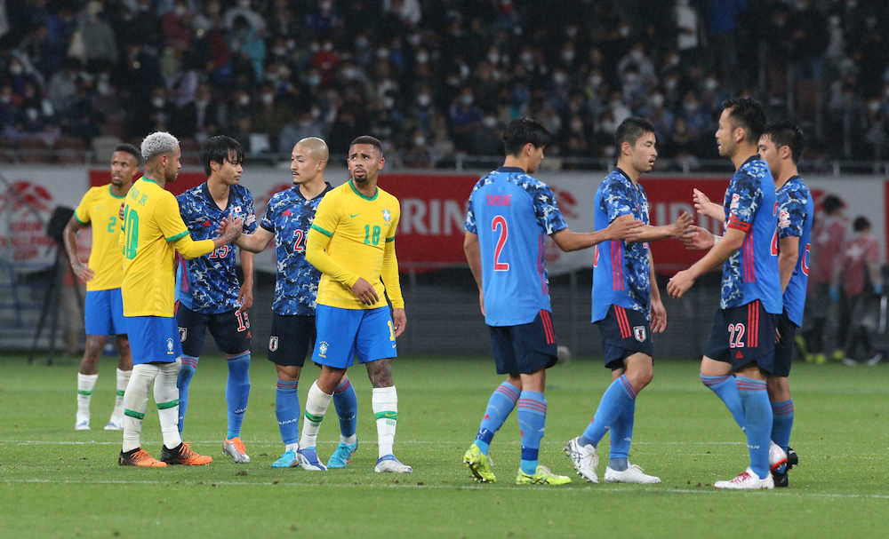 ＜日本・ブラジル＞試合後、ネイマール（左から2人目）と健闘をたたえあう三笘（左から3人目）と前田（左から4人目）（影・西海健太郎）