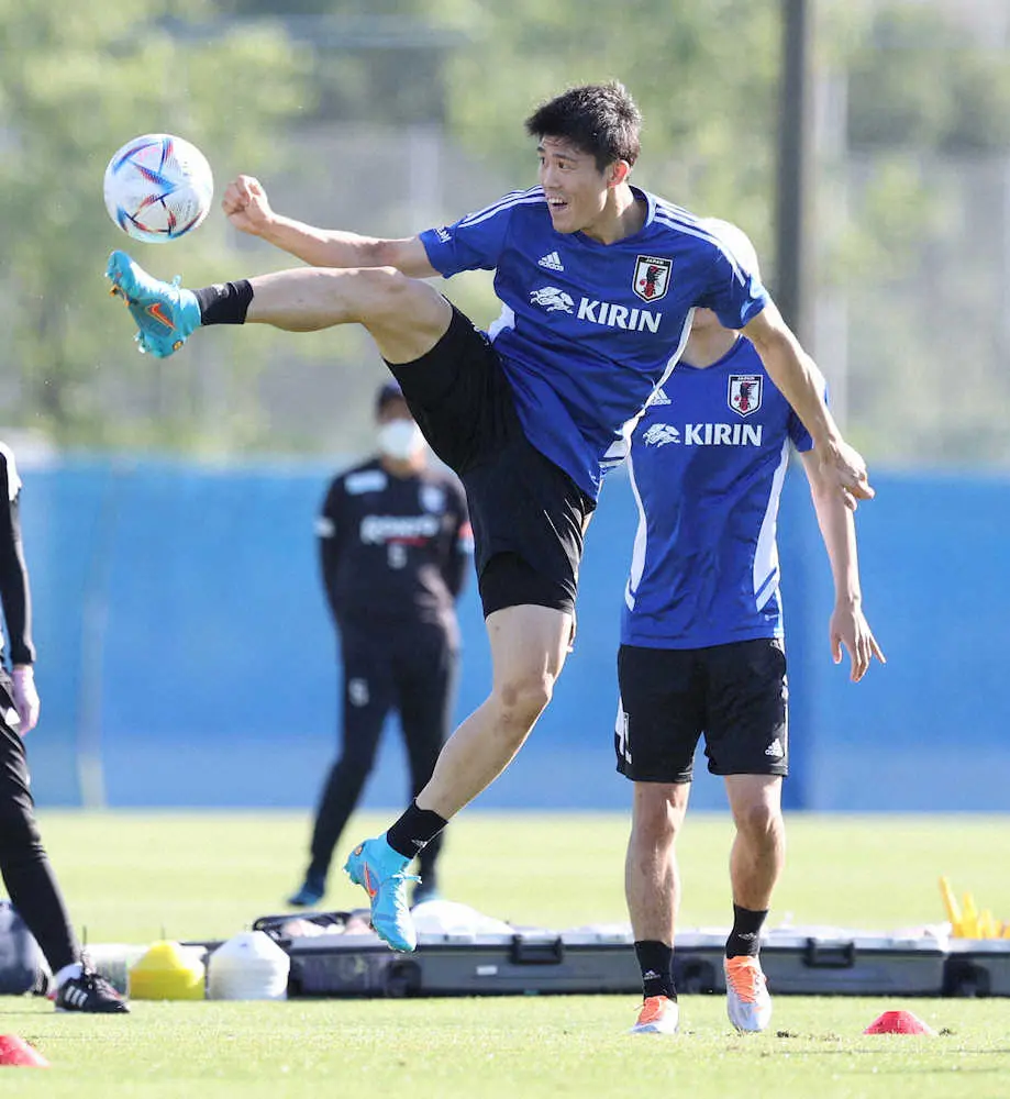 【画像・写真】ボール回しをする冨安（撮影・小海途　良幹）