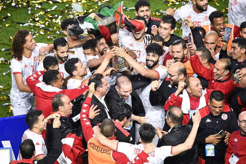 日本 チュニジア キリン杯優勝を決め カップを掲げて大喜びのチュニジアの選手ら スポニチ Sponichi Annex サッカー