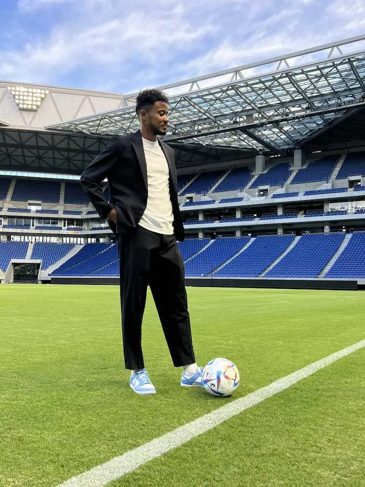 【画像・写真】パナスタを背にするFW鈴木武蔵(C)GAMBA　OSAKA