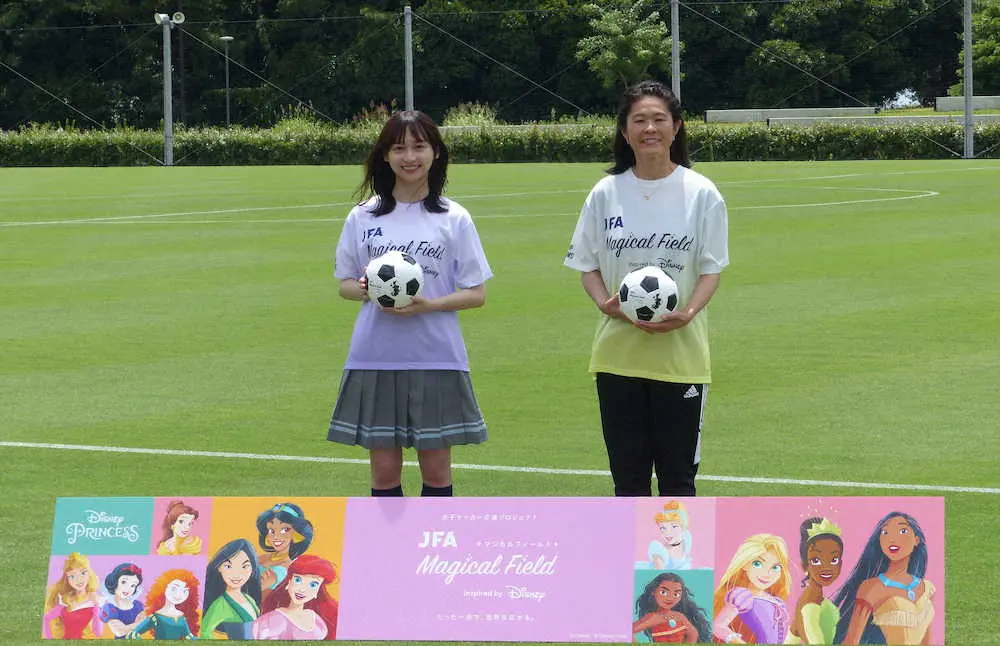 JFAとディズニーによる女子サッカー新プロジェクト「JFA　Magical　Field　Inspired　by　Disney」の発表会に出席した（左から）影山優佳、澤穂希さん