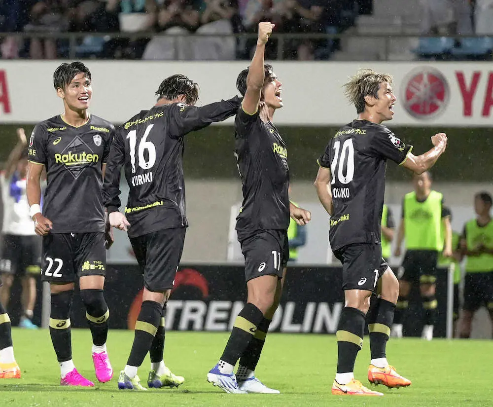 【画像・写真】リーグ3連勝を演出した神戸FW武藤がPKを譲ったワケ「サコくんに譲ると約束していた」