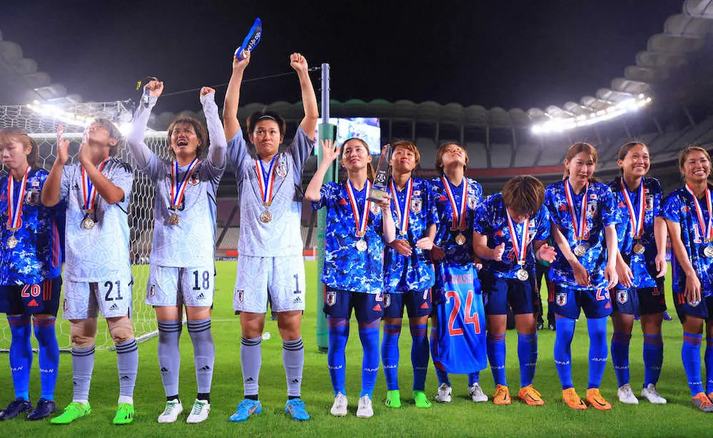 Eー1を連覇して笑顔でファンに手を振る清水 中央 らなでしこジャパン 撮影 白鳥 佳樹 スポニチ Sponichi Annex サッカー