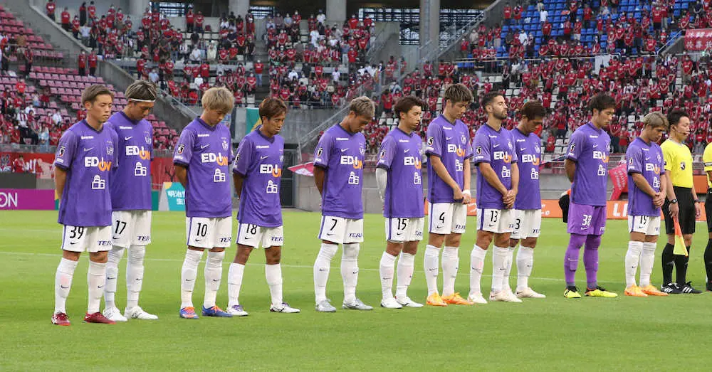 鹿島 広島 試合前 黙とうする広島イレブン 撮影 西海健太郎 スポニチ Sponichi Annex サッカー