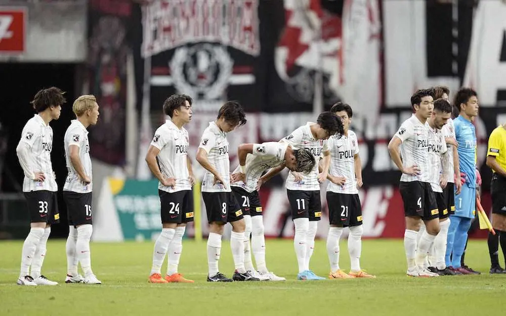 【画像・写真】名古屋に敗れ、肩を落とす浦和イレブン（共同）