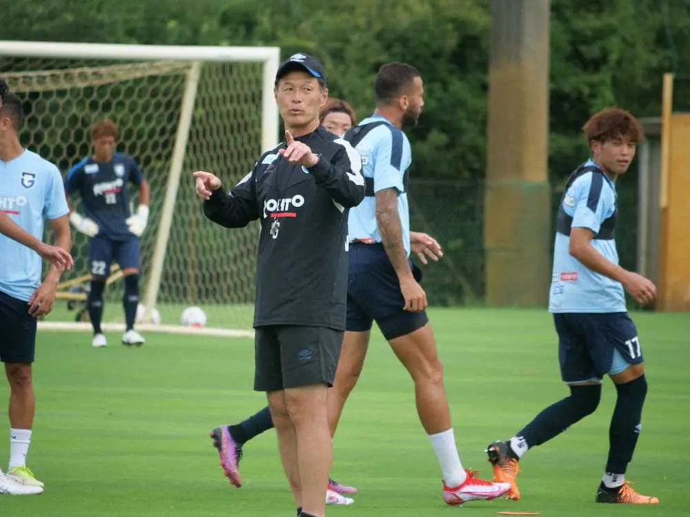 練習指導するg大阪 松田新監督 C Gamba Osaka スポニチ Sponichi Annex サッカー
