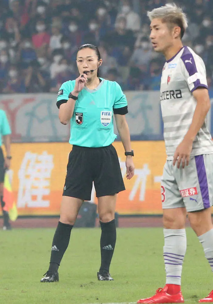 【画像・写真】FC東京戦で山下良美審判がJ1初の女性主審　長友が賛辞「堂々としたコントロール」