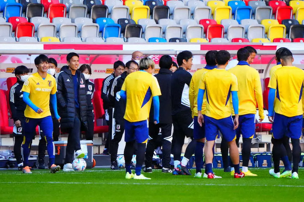 ＜サッカー日本代表欧州遠征・公式練習＞日本代表の練習を見つめる長谷部（左から4人目）（撮影・小海途　良幹）