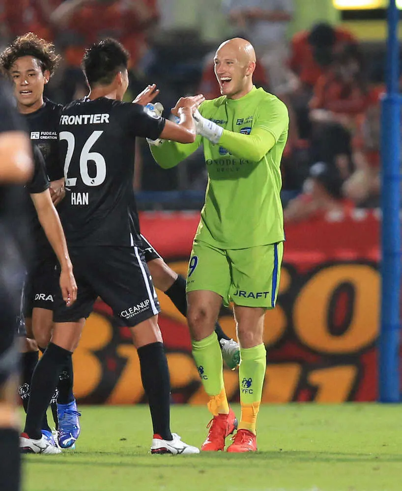 【画像・写真】J2横浜FC・守護神ブローダーセンが頭部打ち付け緊急搬送　敵地長崎戦でアクシデント