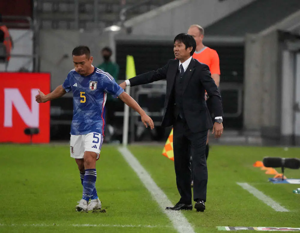 【画像・写真】日本代表DF長友　相手の肘打ちにもひるまずネット絶賛「これでW杯当確」「ベテランの意地を感じた」
