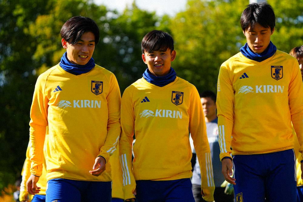 ＜サッカー日本代表欧州遠征＞笑顔で練習する（左から）上田、久保、鎌田（撮影・小海途　良幹）