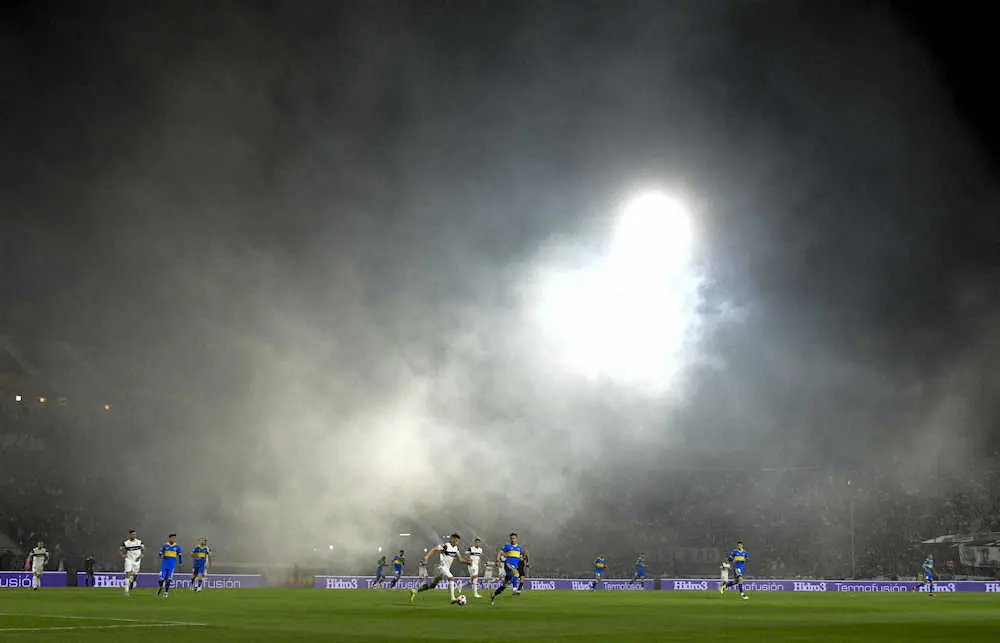 【画像・写真】アルゼンチンでもサッカーの試合で騒乱状態　1人が死亡　スタジアムには催涙弾の煙が充満