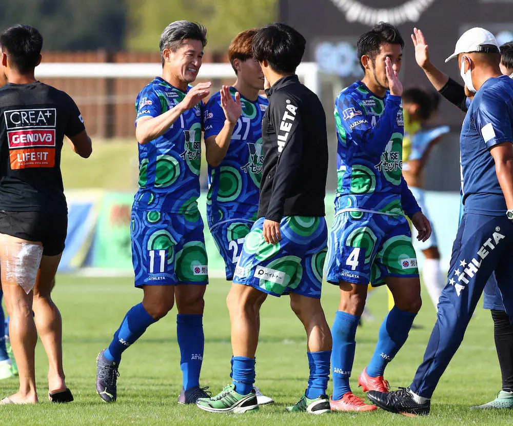 【画像・写真】鈴鹿・カズ、最年長記録更新55歳232日　後半44分から出場、相手クロスをブロック