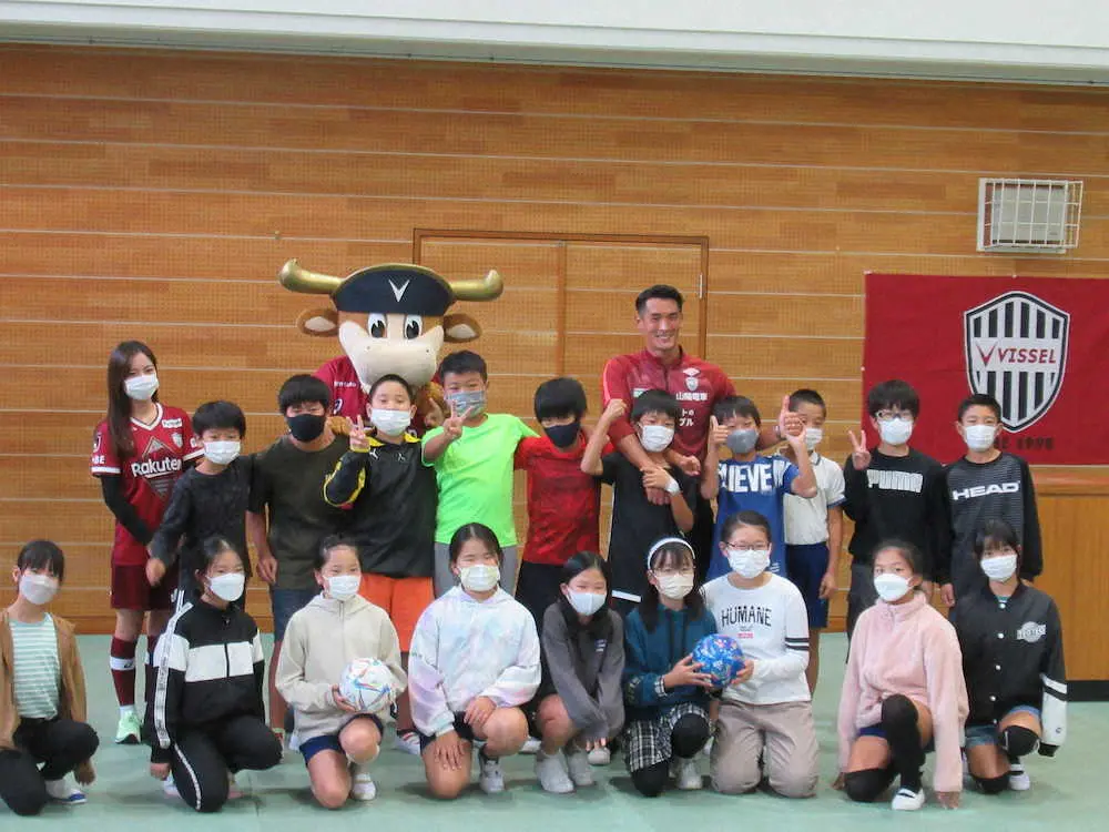 【画像・写真】神戸が学校訪問事業を3年ぶりに再開　DF槙野がサプライズ登場　