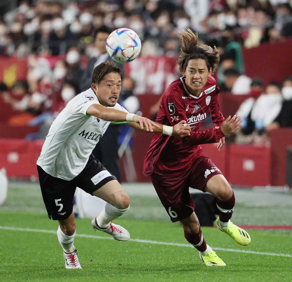 【画像・写真】前半、激しく競り合う湘南・古林（左）と神戸・汰木（撮影・後藤　正志）