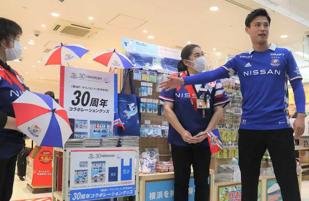 【画像・写真】リハビリ中の横浜FW宮市亮がJR新横浜駅に登場　優勝かけた29日ホーム最終浦和戦をPR