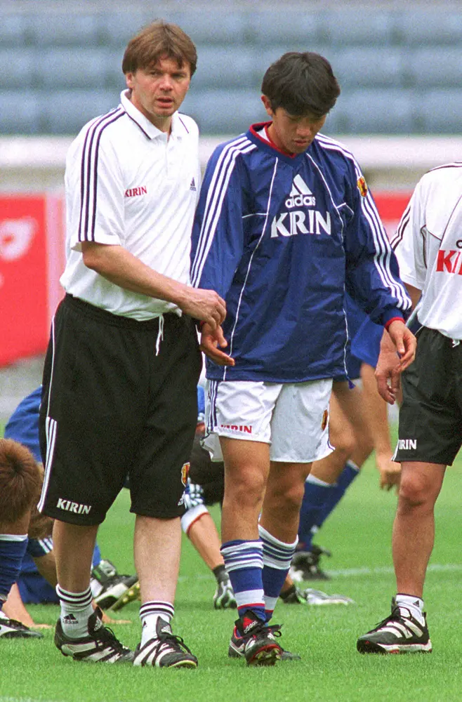 2002年W杯日韓大会メンバーからMF中村俊輔（右）を外したトルシエ監督