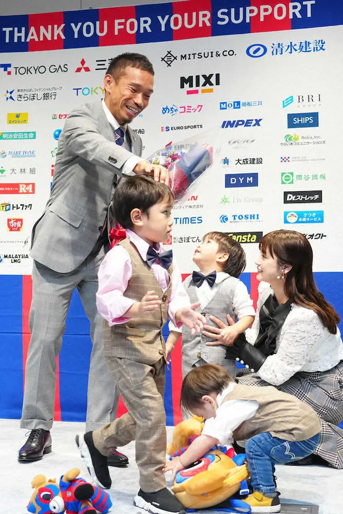 【画像・写真】【W杯代表発表】4大会連続選出の長友「凄いサプライズですね」　会見に妻・平愛梨と息子3人登場