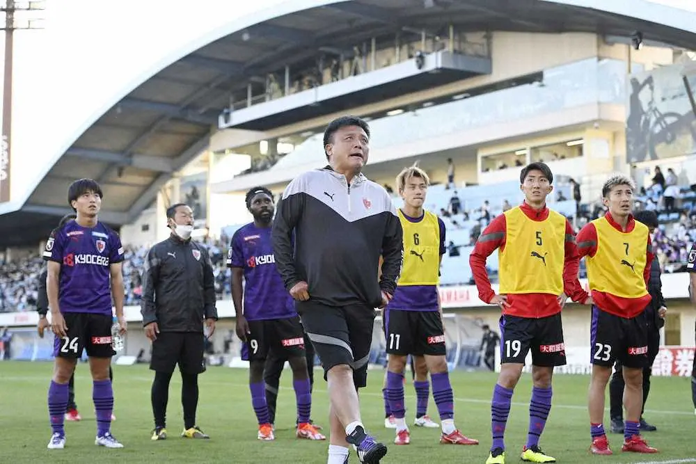 【画像・写真】　磐田と引き分けてプレーオフに回ることが決まり、サポーターにあいさつするチョウ貴裁監督（手前）ら京都イレブン＝ヤマハ