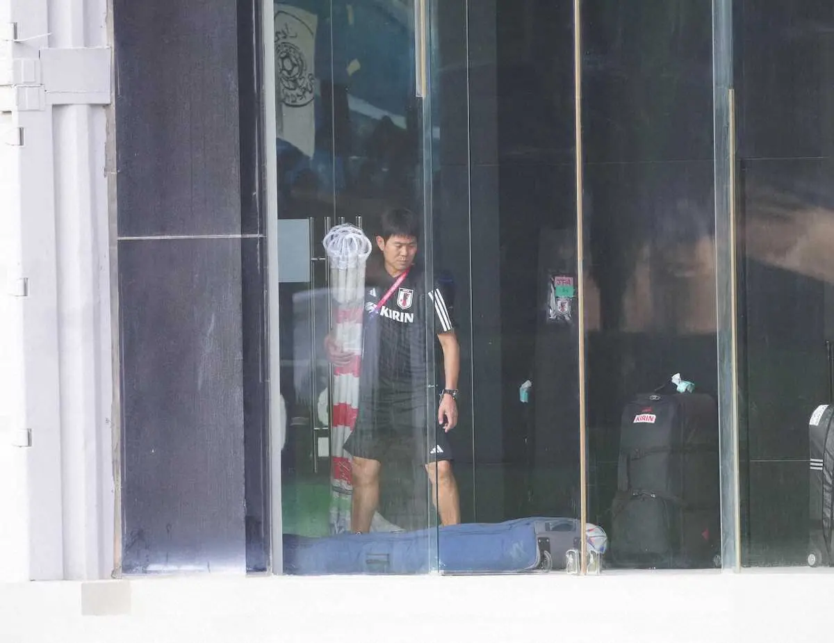 【画像・写真】森保監督らが練習拠点を訪問　スタッフ全員で機材などを運搬