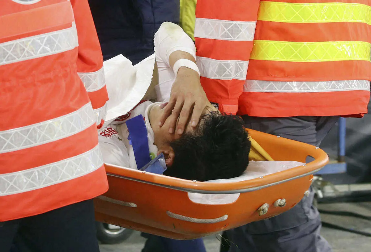 【画像・写真】シュツットガルト遠藤航が頭部負傷　担架で運び出される　W杯へ新たな懸念材料