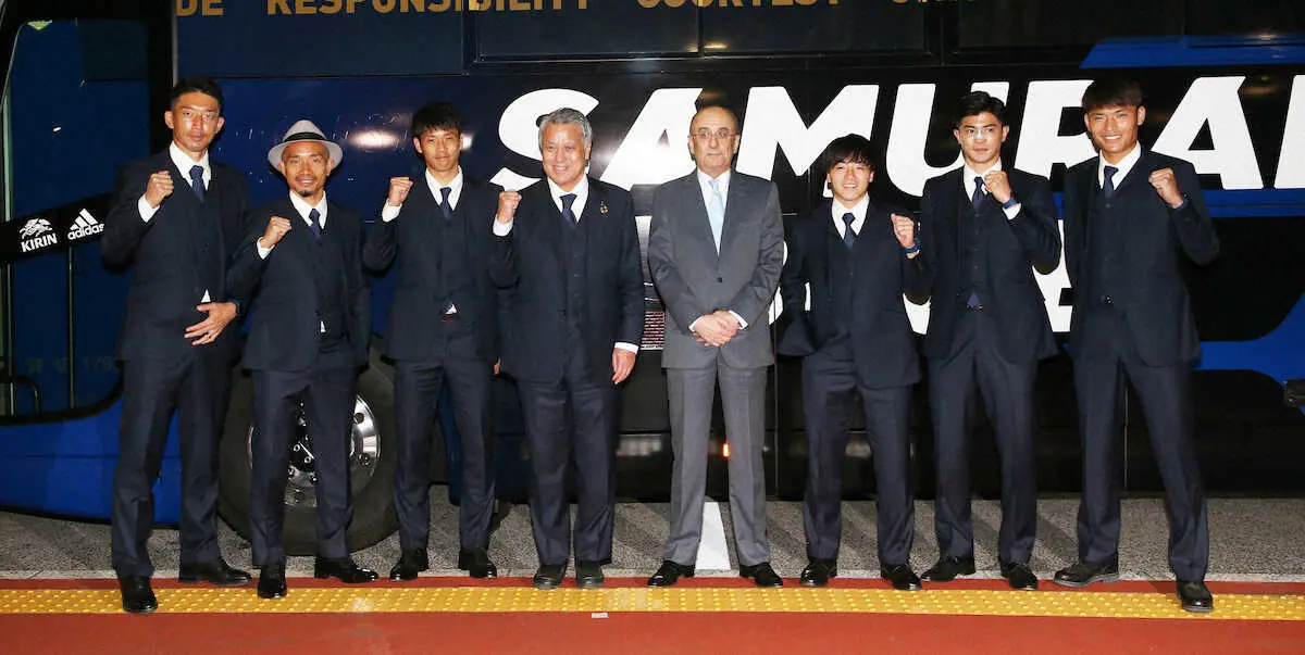 【画像・写真】森保JAPAN、国内組6人がカタールへ出発　長友“W杯仕様”新ヘア隠して登場