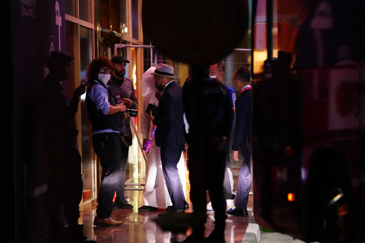 【画像・写真】国内組6人が警察車両に導かれ宿舎に到着　長友は帽子を被り“W杯仕様”の髪のお披露目はおあずけ