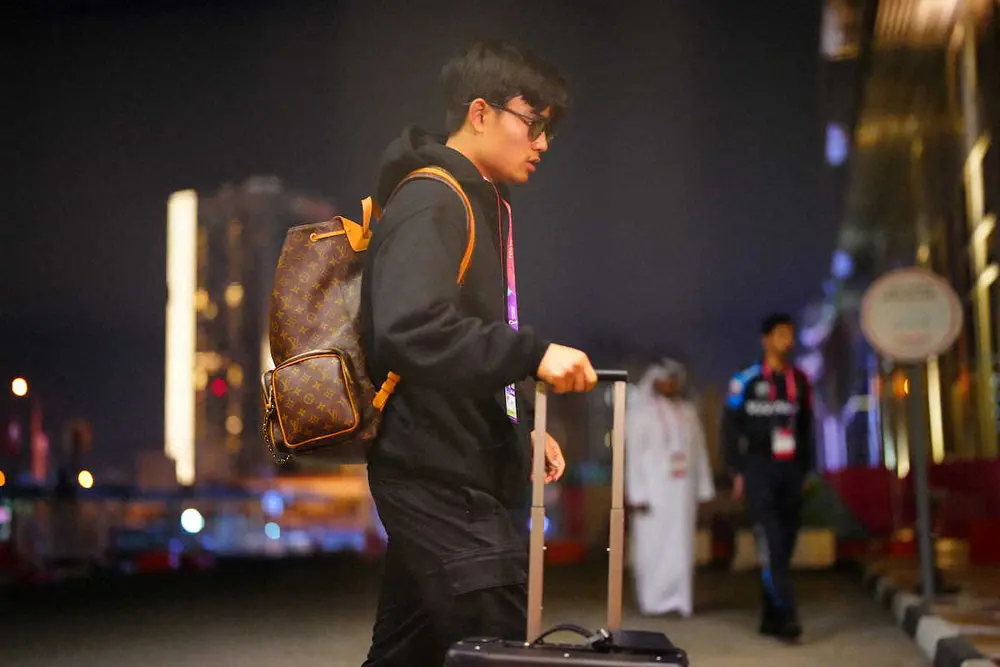 【画像・写真】MF久保建英がサングラス姿で宿舎入り　欧州組2人目　13日から練習予定