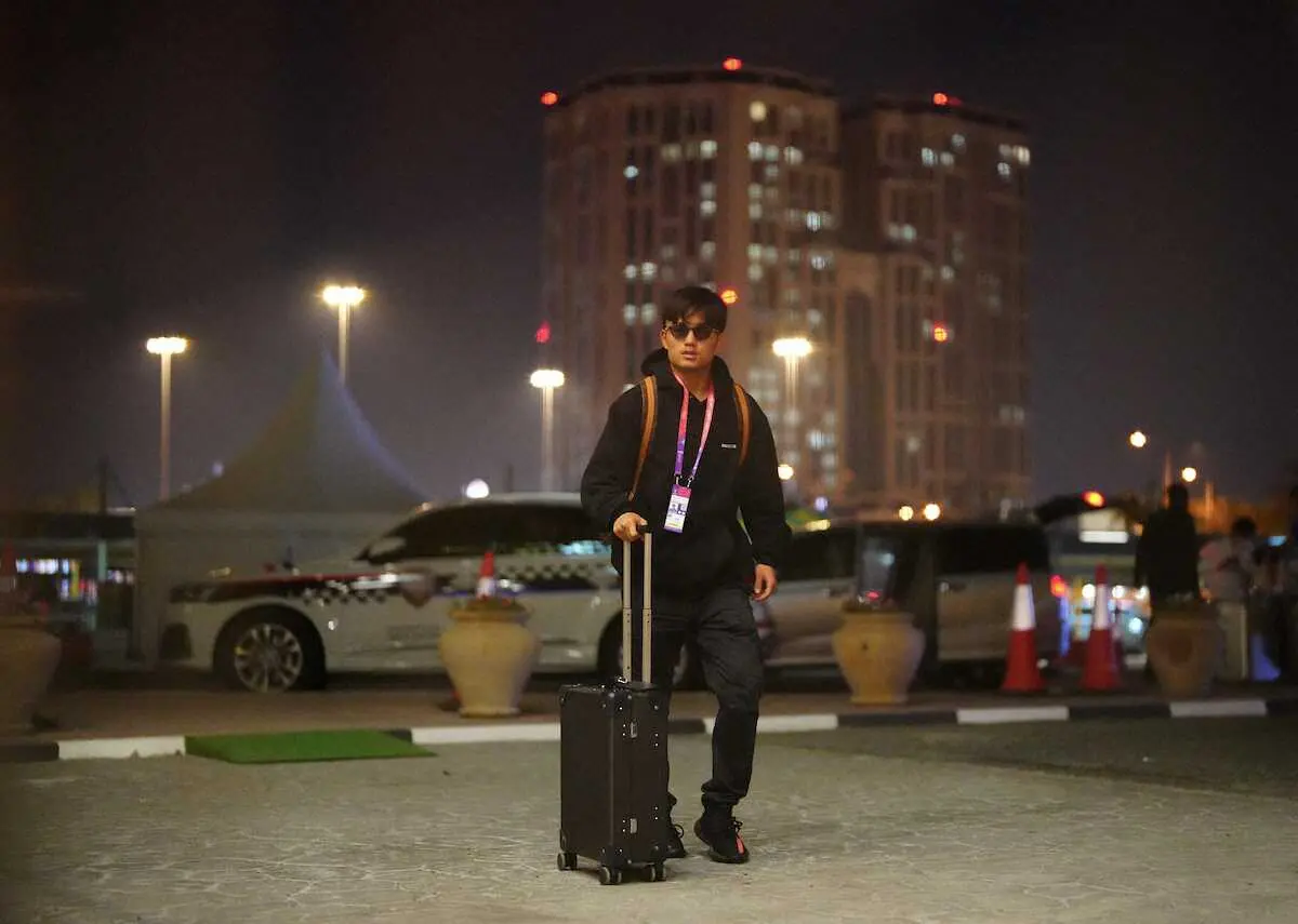 【画像・写真】キングならぬプリンス!?久保、サングラス＆高級ブランドで全身固めてドーハ入り