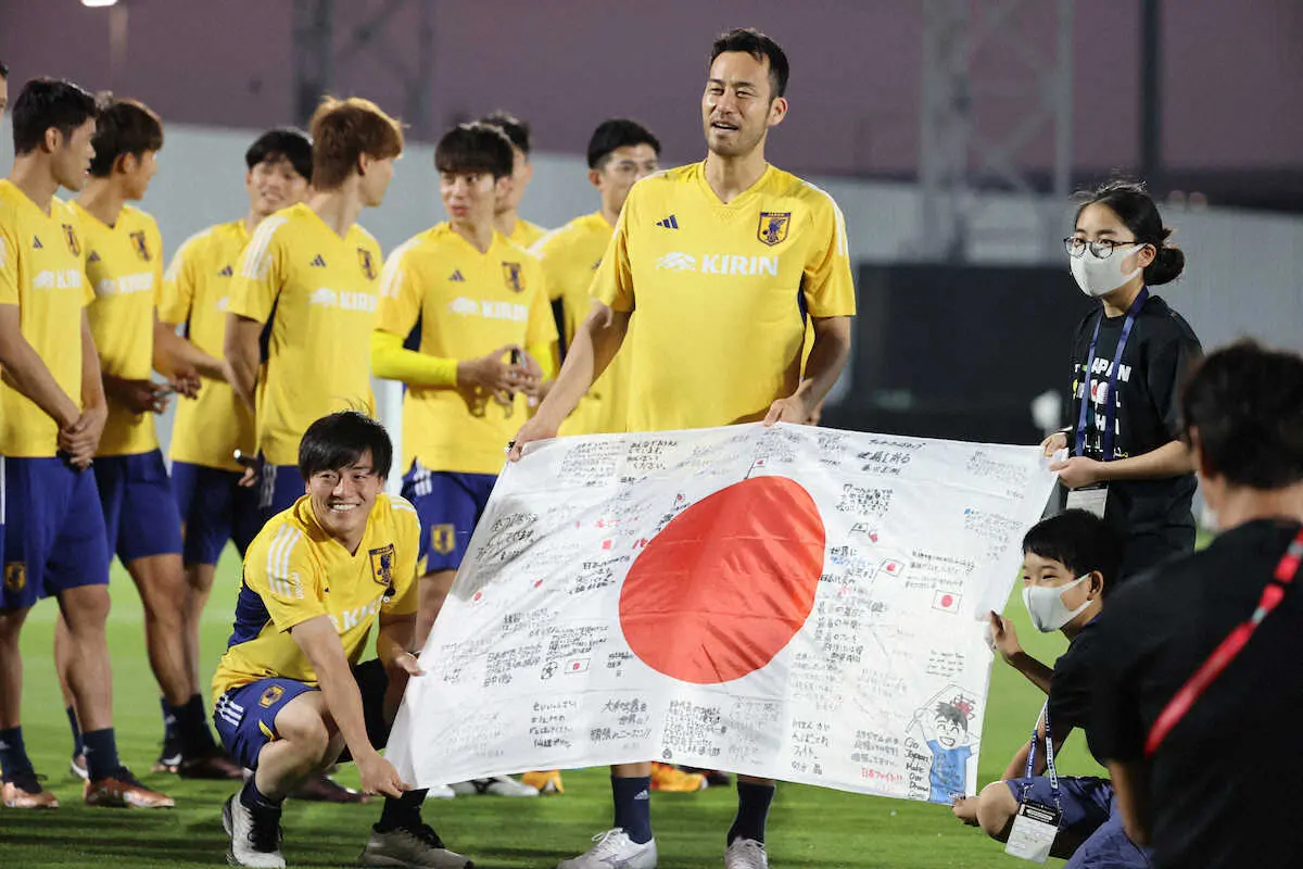 【画像・写真】森保ジャパンに麻也＆浅野ら練習合流　カタールの日本人学校から激励されて笑顔