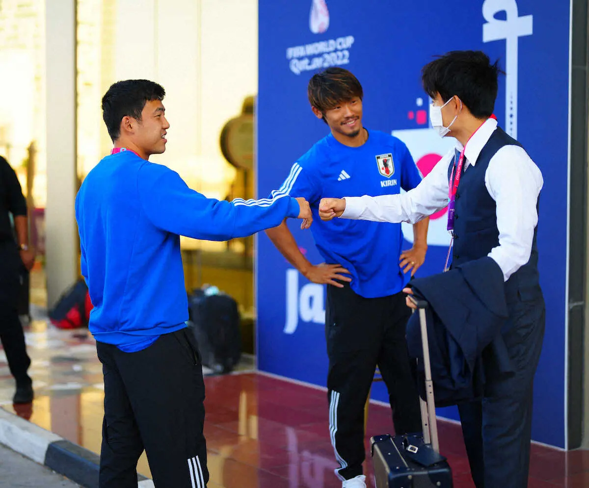 ＜カタールW杯・日本代表移動＞ドバイに向かう選手たちを見送る（左から）遠藤、守田（撮影・小海途　良幹）