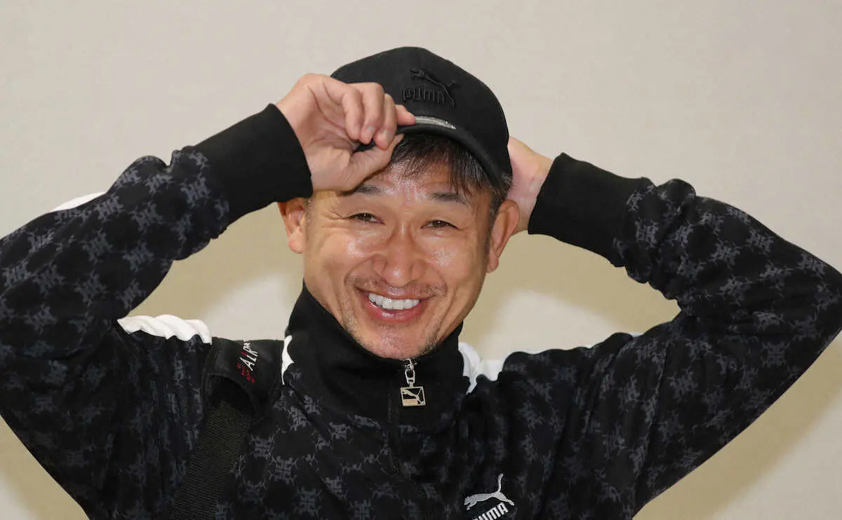 【画像・写真】カズがW杯観戦でカタールに出発「代表に呼ばれても大丈夫なようにサッカー用具一式持って行く」