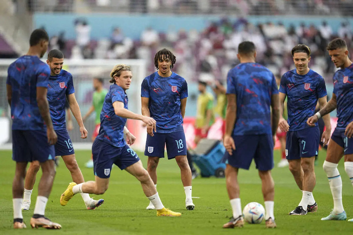 【画像・写真】イングランド　W杯初戦“片膝立ち”で人種差別へ抗議　腕章着用は断念でネット「FIFAにはガッカリ」