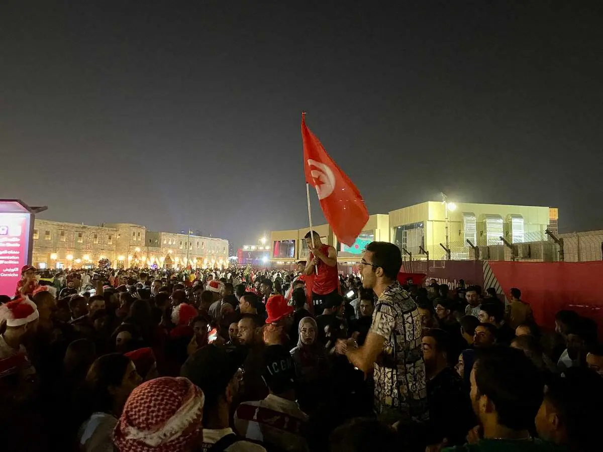 【画像・写真】【カタール日記】“お祭り”楽しむ各国の旗掲げた集団